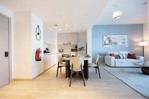 Eine moderne Wohnung mit Essbereich, Küche und Wohnzimmer.