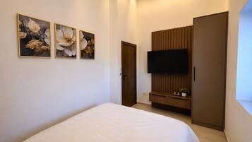 3 habitaciones, tabla de planchar con plancha, wifi y ropa de cama