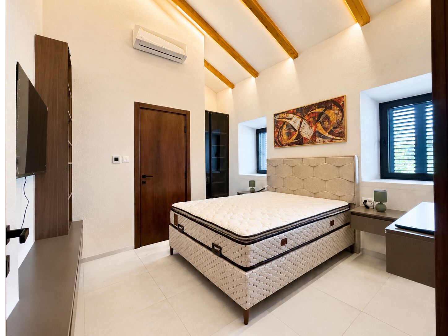 Tabla de planchar con plancha, wifi, ropa de cama