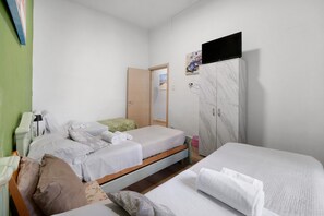 A hotel room with two beds, a wardrobe, and a bathroom. - Home Joséphine - Caserta - Triple Room with Private External Bathroom (Caserta)