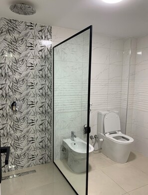Duschwanne, kostenlose Toilettenartikel, Haartrockner, Hausschuhe