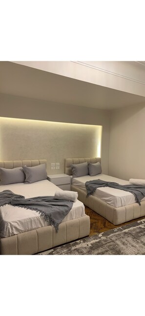 Zimmersafe, Schreibtisch, schallisolierte Zimmer, Bügeleisen/Bügelbrett