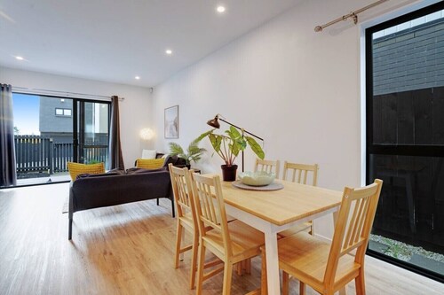 Contemporary Flat Bush Oasis | Parking and Air-Con