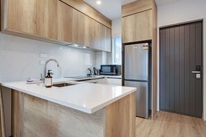 Private kitchen - Contemporary Flat Bush Oasis | Parking and Air-Con (Auckland East)