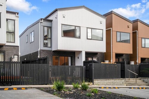 Contemporary Flat Bush Oasis | Parking and Air-Con