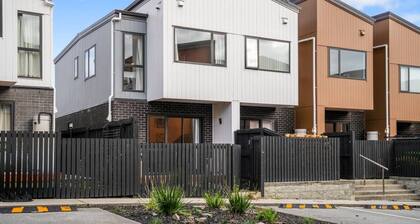 Contemporary Flat Bush Oasis | Parking and Air-Con