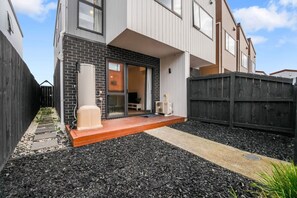 Property grounds - Contemporary Flat Bush Oasis | Parking and Air-Con (Auckland East)