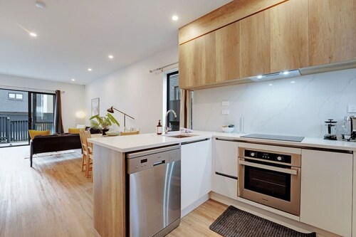 Contemporary Flat Bush Oasis | Parking and Air-Con