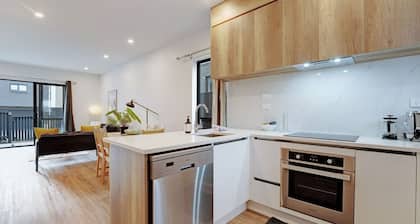 Contemporary Flat Bush Oasis | Parking and Air-Con