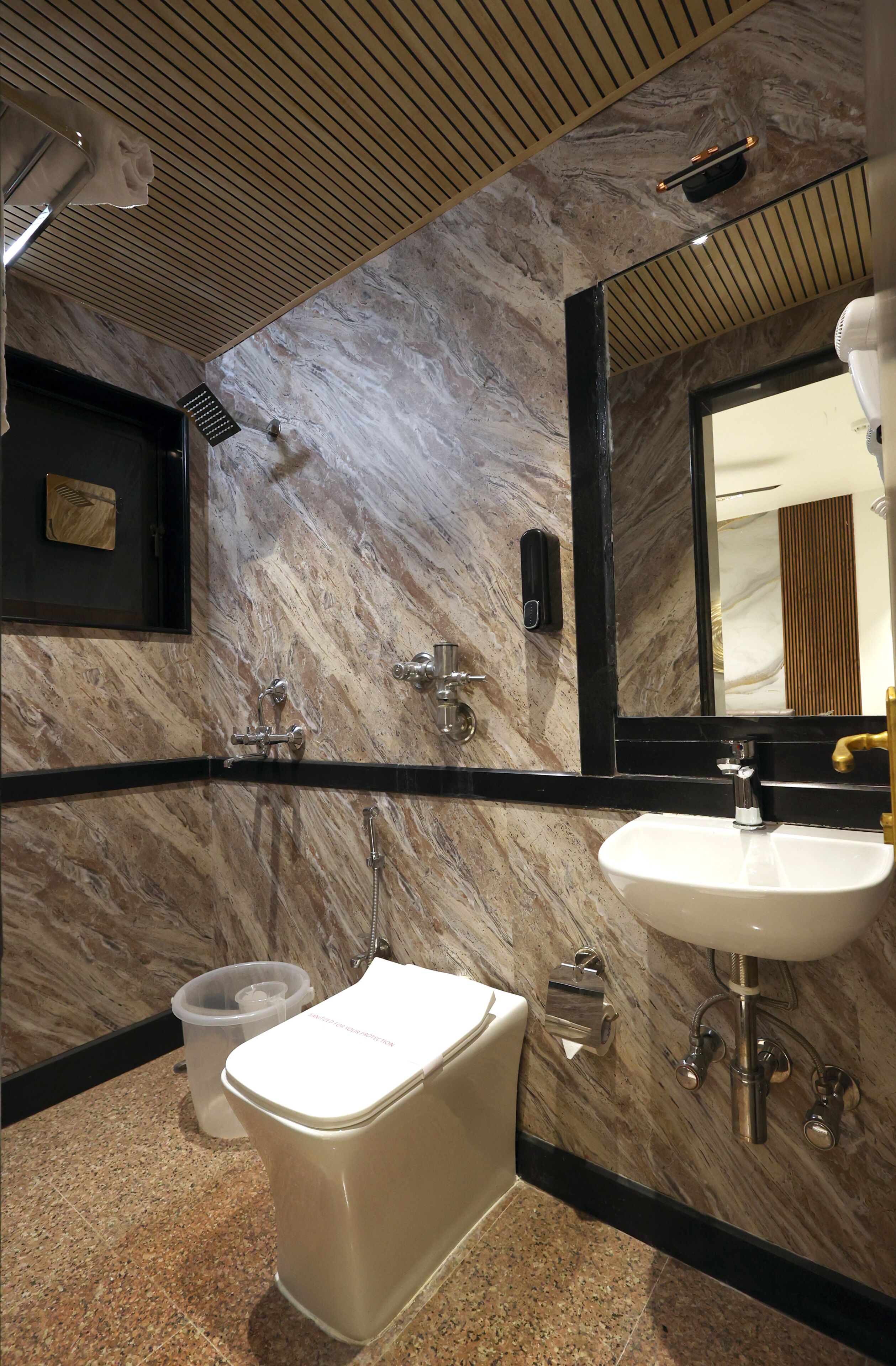Suite Bisnis, pemandangan kota | Kamar mandi | Shower, perlengkapan mandi desainer, pengering rambut, dan sandal