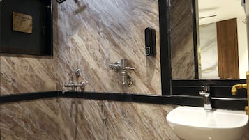 Suite Bisnis, pemandangan kota | Kamar mandi | Shower, perlengkapan mandi desainer, pengering rambut, dan sandal