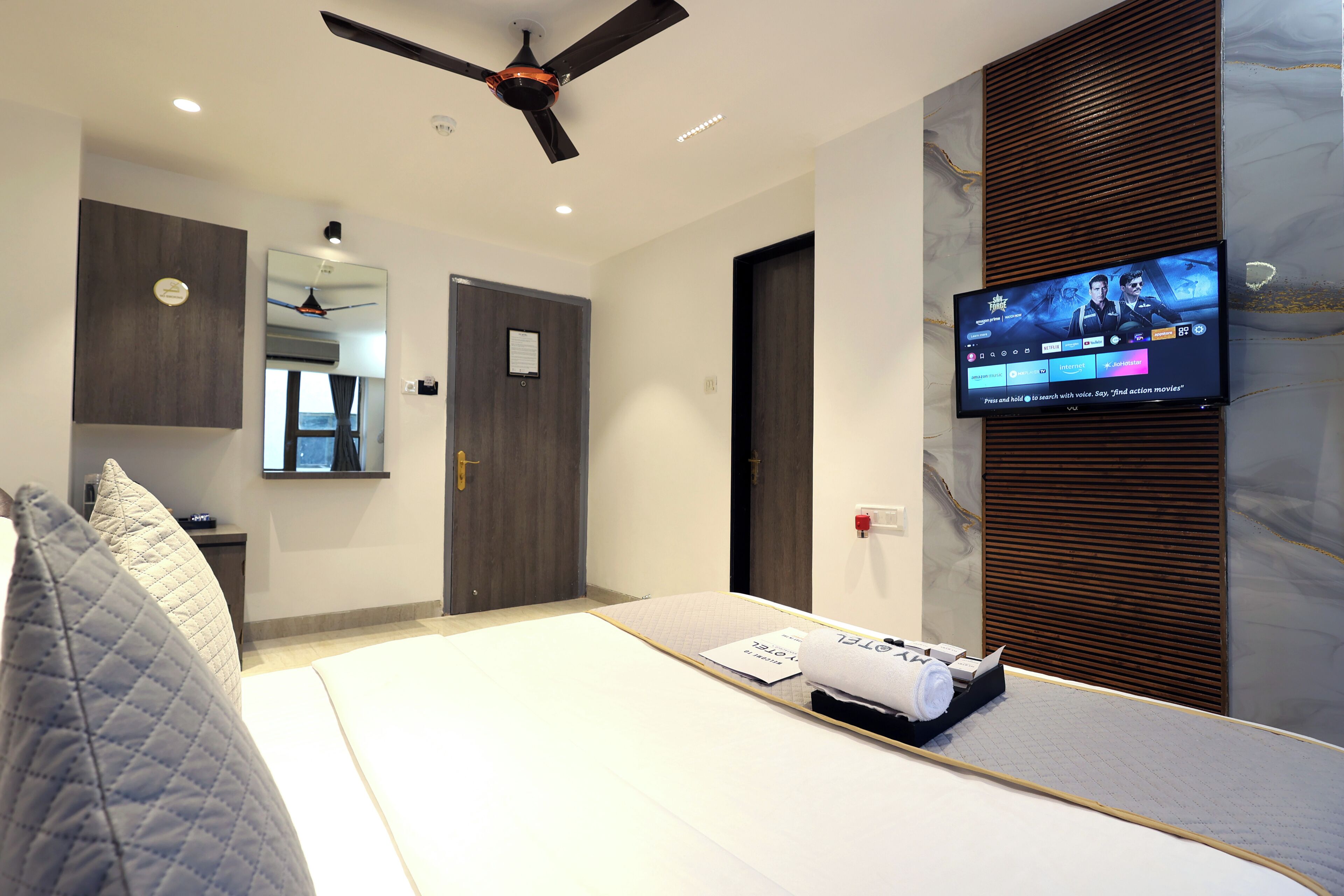 Deluxe Suite, City View | Desk, laptop workspace, iron/ironing board (on request), free WiFi