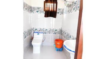 Douche, douche à « effet pluie », chaussons, serviettes fournies