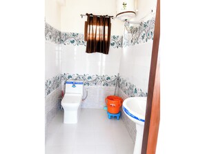 Douche, douche à « effet pluie », chaussons, serviettes fournies
