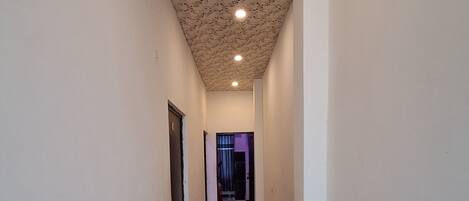 Habitación básica doble | Área de sala de estar