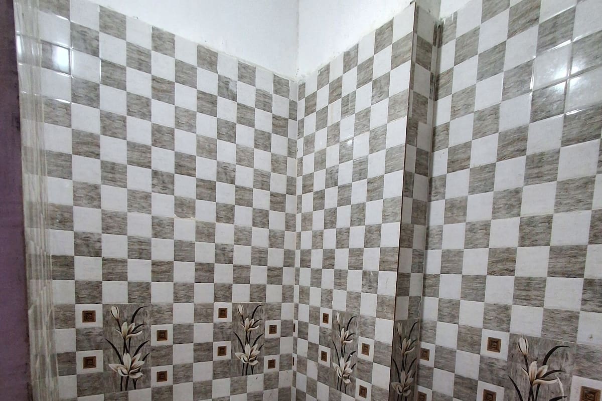 Basic Double Room | Bathroom | Shower, towels
