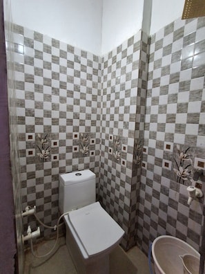 Quarto casal básico | Banheiro | Chuveiro, toalhas de banho