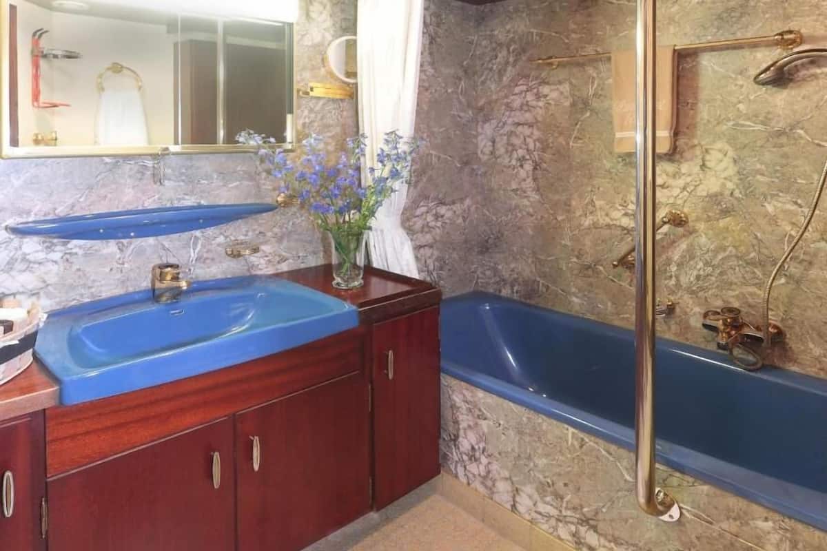 Superior Suite, Sea View | Bathroom | Free toiletries, soap, shampoo, toilet paper