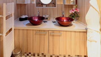 Chambre Double, plusieurs lits | Salle de bain | Articles de toilette gratuits, savon, shampoing, papier toilette