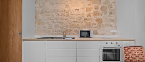 Coffee/tea maker, fridge, microwave, oven