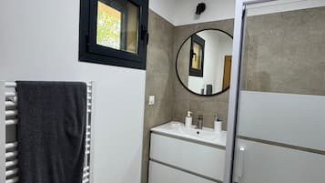 Ducha, secador de pelo y toallas