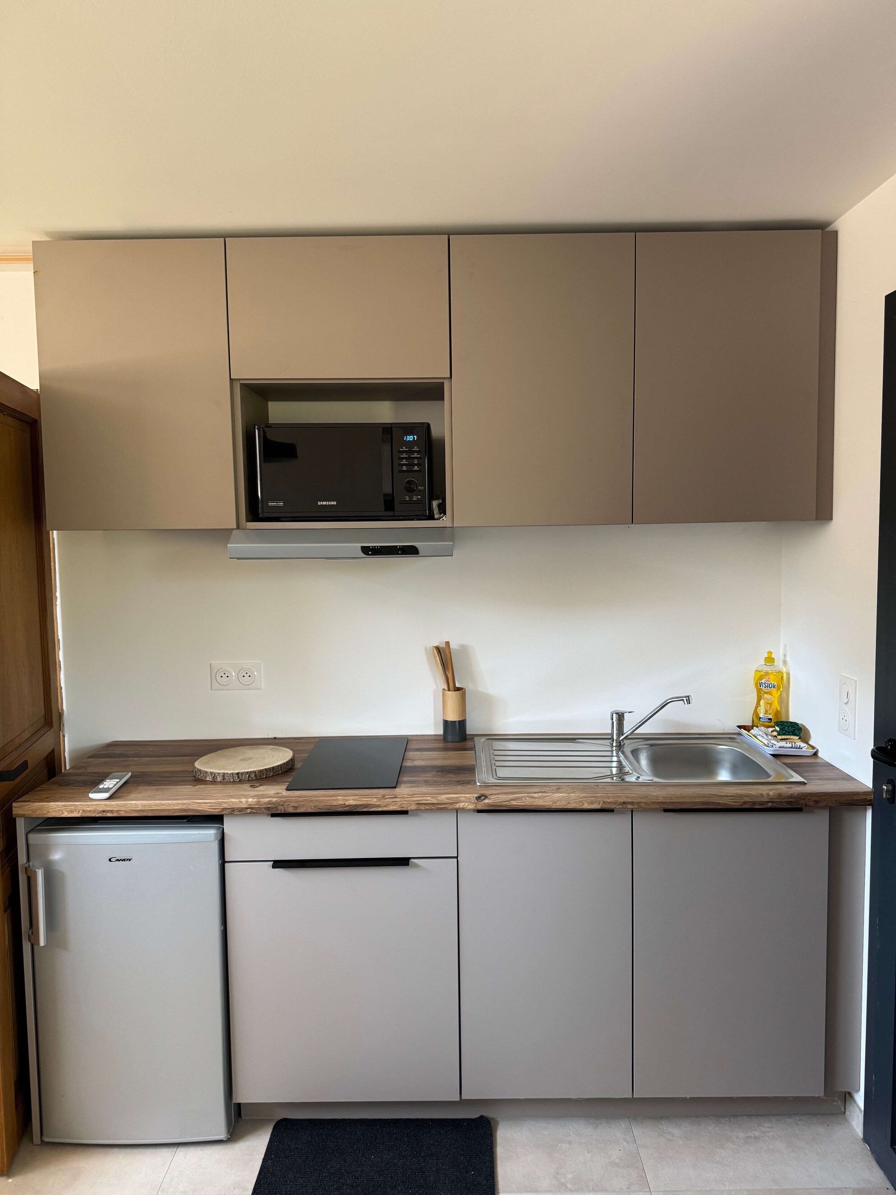 Coffee/tea maker, fridge, oven, stovetop