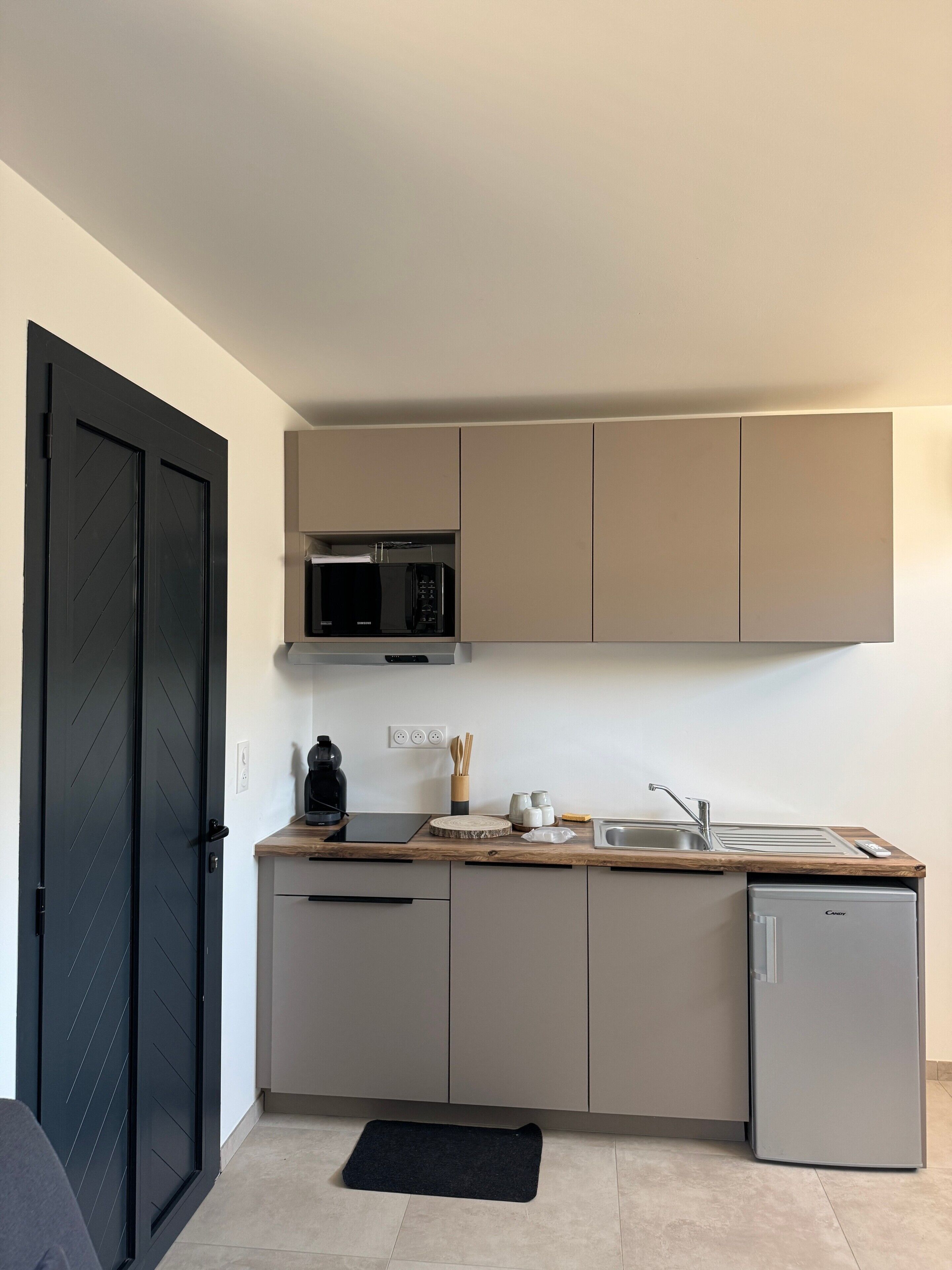 Coffee/tea maker, fridge, oven, stovetop