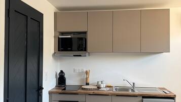 Coffee/tea maker, fridge, oven, stovetop