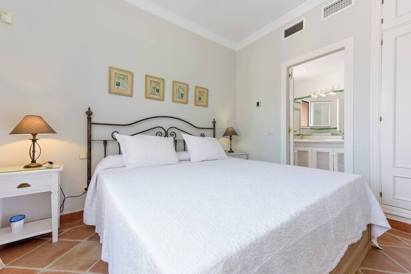 2 habitaciones, escritorio, tabla de planchar con plancha y wifi gratis 