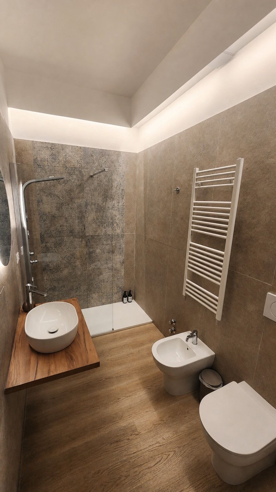 Une salle de bain moderne avec un meuble-lavabo en bois, une baignoire sur pieds, un bidet et des toilettes.
