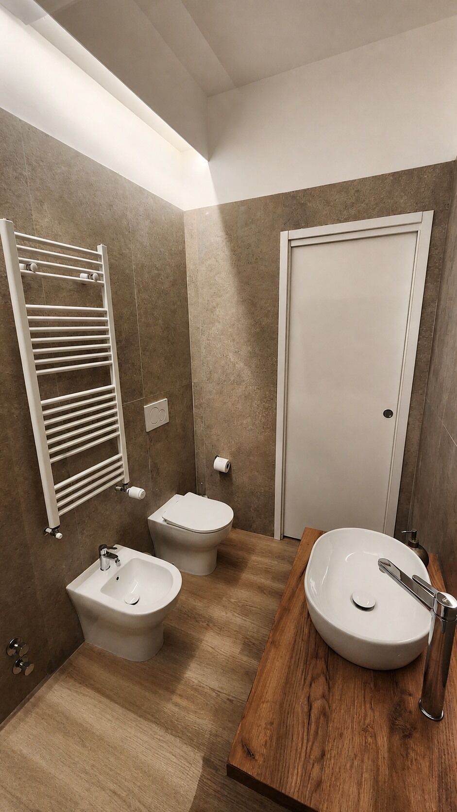 Ein Badezimmer mit Toilette, Bidet und Waschbecken.