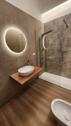 Shower, hair dryer, towels, soap - Gaia Apartments (Torino)