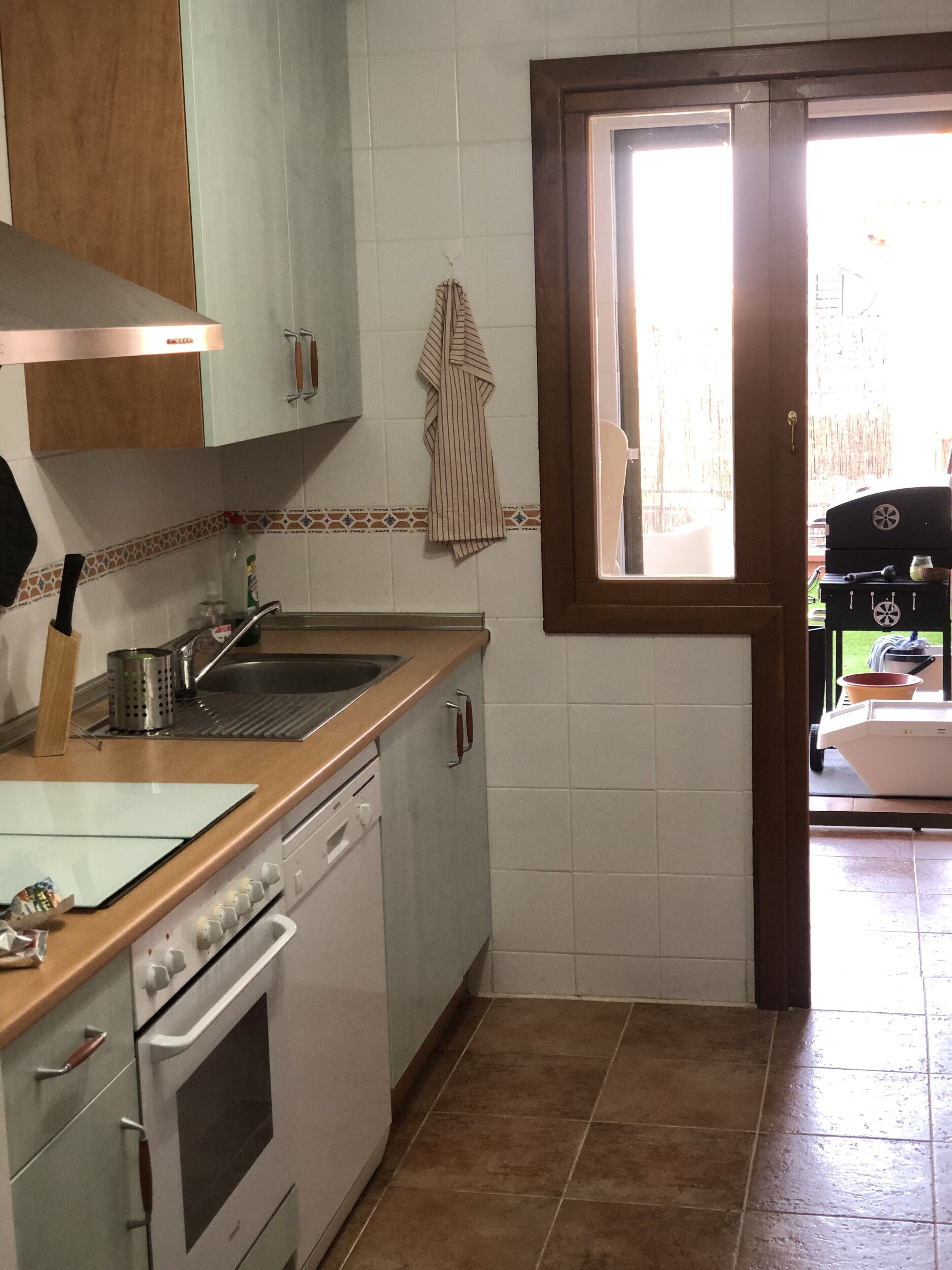 Cafetera o tetera, frigorífico, microondas y horno