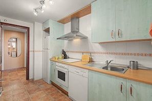 A kitchen with a stove, oven, sink, and a wooden countertop. - Brisa of Guadiana – Ayamonte Holiday Home by the River, Pool, Bikes, Pet Friendly (Ayamonte)