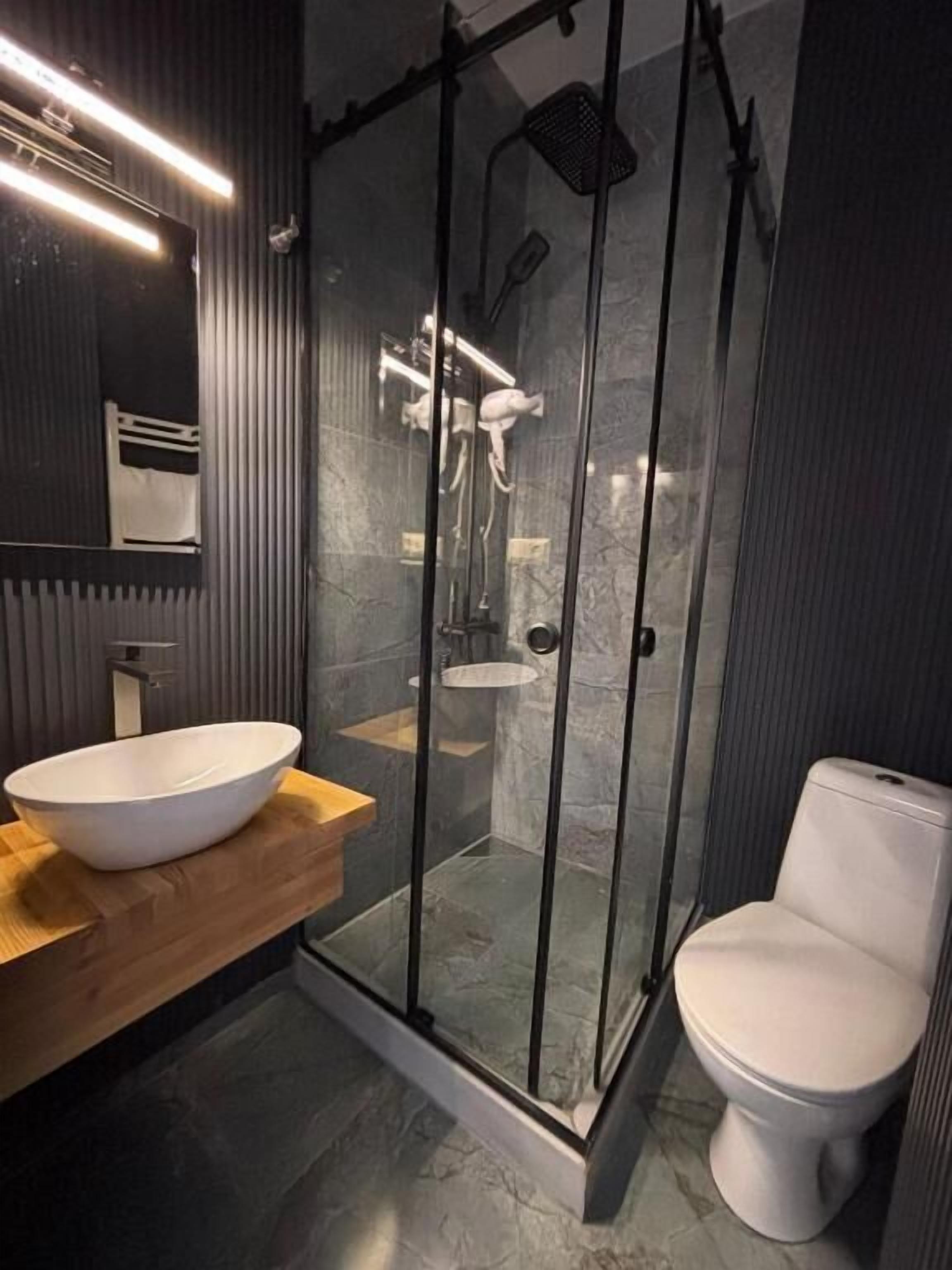 Bruser, gratis toiletartikler, hårtørrer, håndklæder