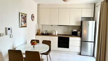 Premium-Apartment, Balkon, Meerblick | Eigene Küche