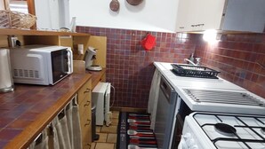 A kitchen with a microwave, a kettle, a toaster, and a stove. - Quiet cottage, pets allowed, parking - 6 guests (Chambon)