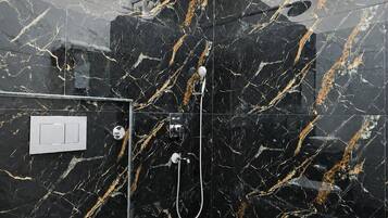 Deluxe Double or Twin Room | Bathroom