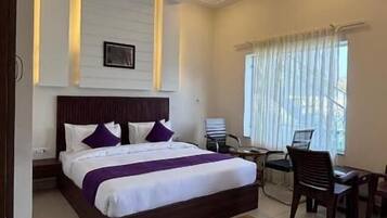 Double Room | Desk