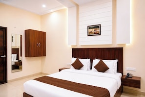 Deluxe Double or Twin Room | Desk - Corbett Vantara (Ramnagar)