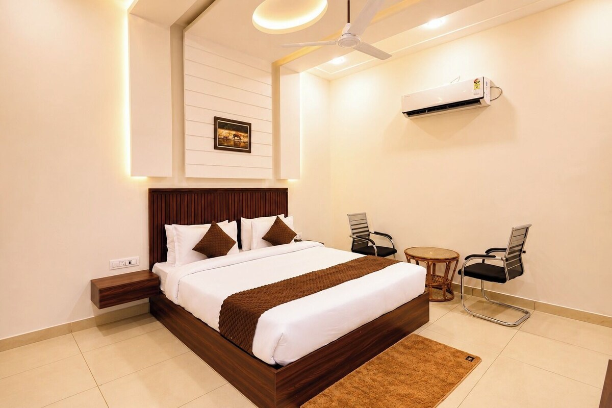 Deluxe Double or Twin Room | Desk
