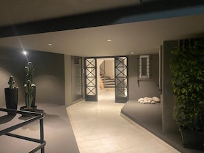 A hallway with a modern design, featuring a staircase, a potted plant, and a minimalist decor. - Premium 3 Bd Retreat in Neapoli-Lycabettus (Athina)