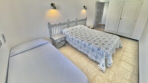 A bedroom with a bed, bedside tables, and a wardrobe. - Air-conditioned apartment with beach access and terrace in Roses (Roses)