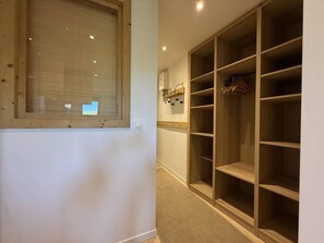 A hallway with a wooden closet and a window with blinds. - Bright studio with unobstructed view - 4 guests (Belle Plagne)