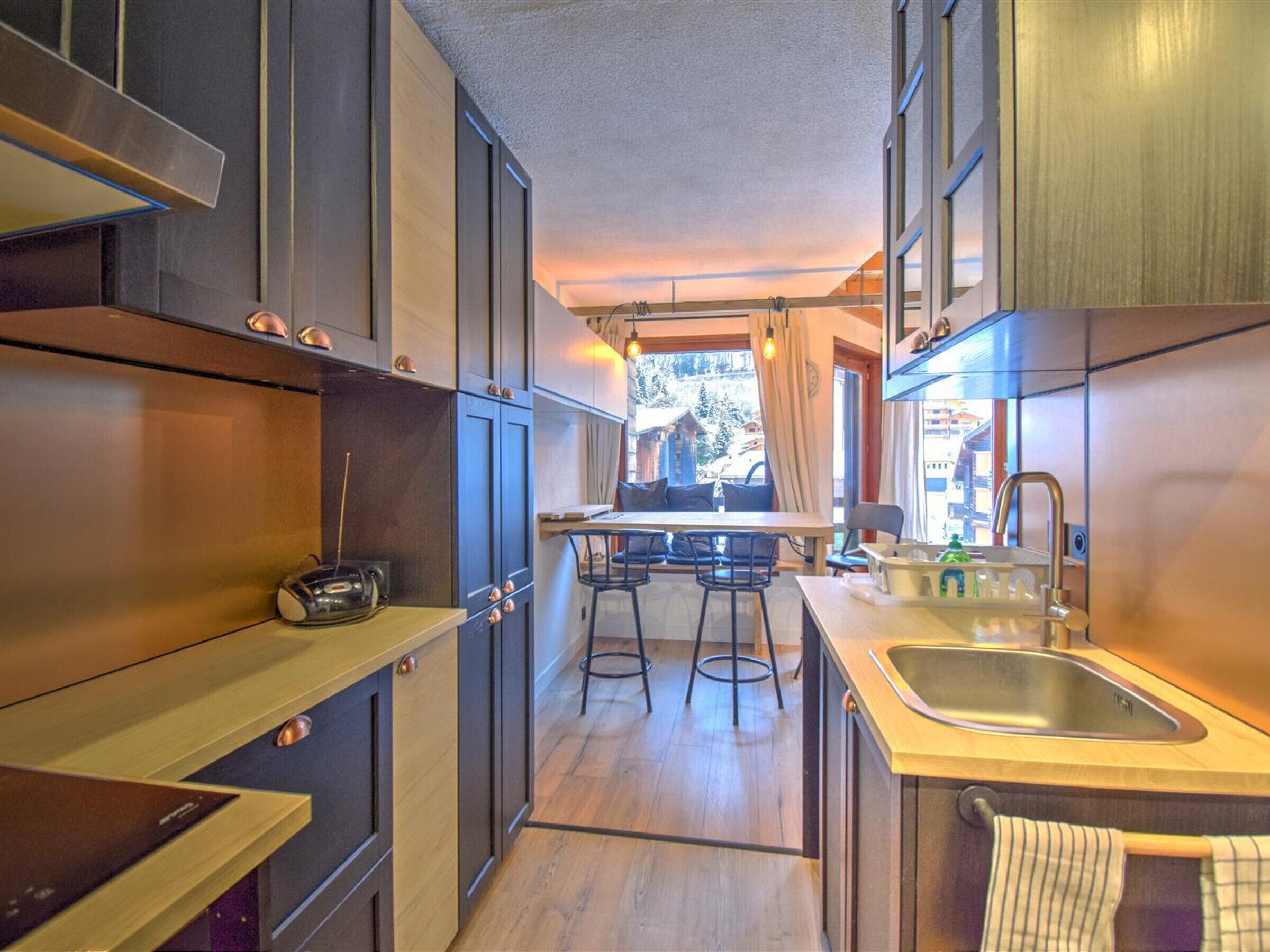 Fridge, dishwasher