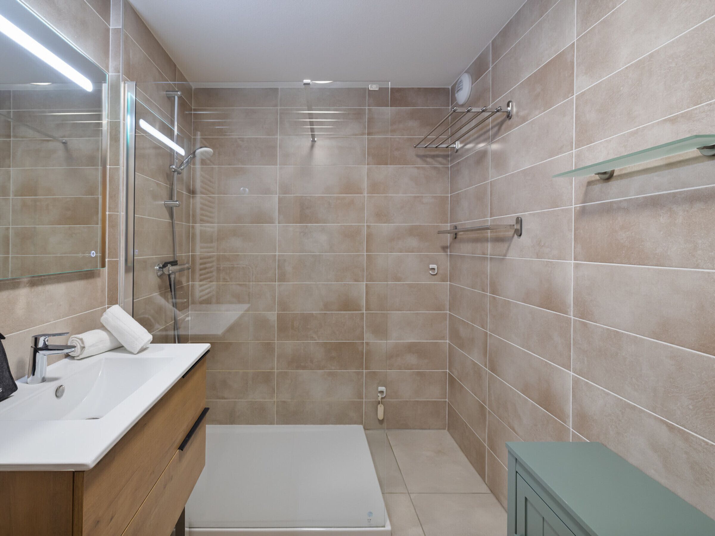 Une salle de bain moderne équipée d’une douche, d’un lavabo et de toilettes.