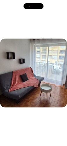Beautiful studio apartment right on the beach at Plage du Mole, with housekeeping included