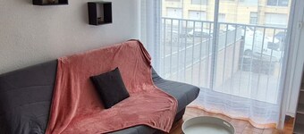 Beautiful studio apartment right on the beach at Plage du Mole, with housekeeping included