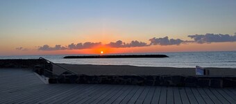 Beautiful studio apartment right on the beach at Plage du Mole, with housekeeping included