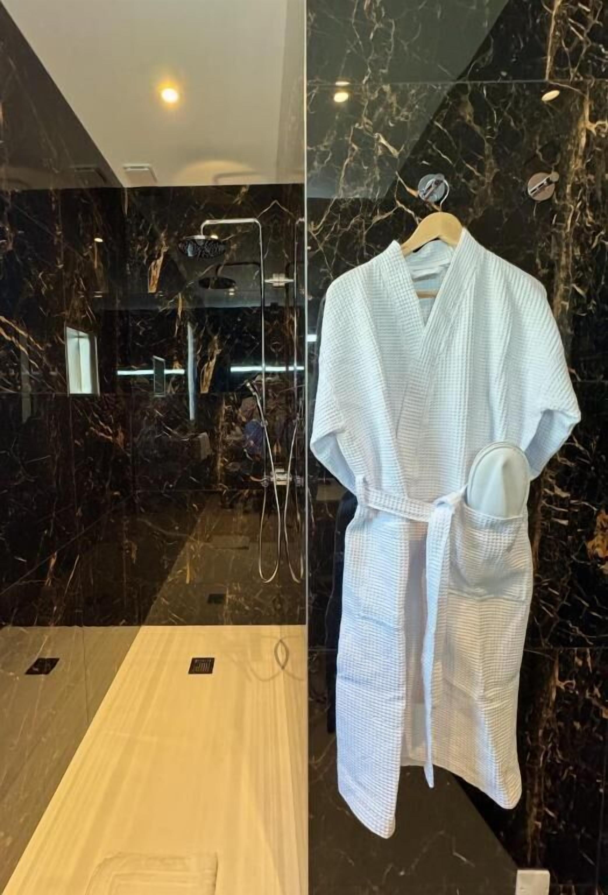 Habitación doble Confort, vista al jardín | Baño | Pantuflas, jabón, shampoo, papel de baño 